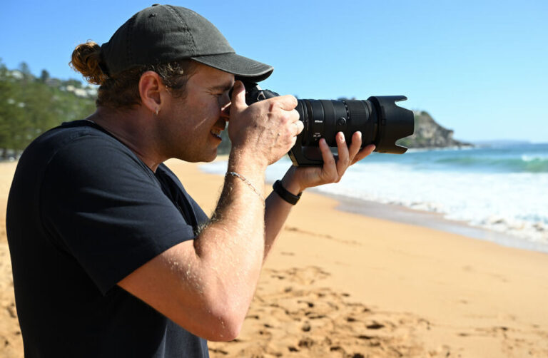 Photographe utilisant le Nikon NIKKOR Z 70-200mm f/2.8 VR S II sur hybride Nikon Z à la plage