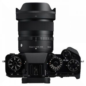 Sigma 15mm f/1.4 DC Contemporary monture Fujifilm X monté sur appareil hybride APS-C